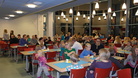 Korpitien ruokasali täyttyi yleisurheilukauden päättäjäisiin osallistuvista lapsista ja nuorista vanhempineen.